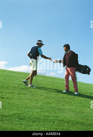 Golfers shaking hands Banque D'Images