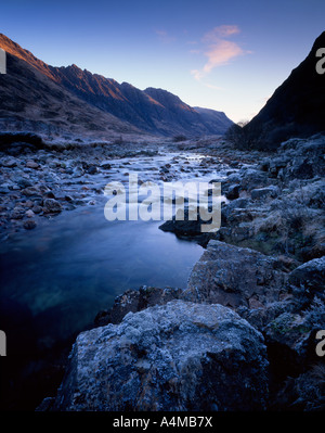 La première lumière sur le Aonach Eagach Ridge, Glencoe Banque D'Images