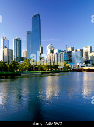 Le CBD de Melbourne vu de l'autre côté de la rivière Yarra, dans l'État australien de Victoria. Tourné en 6X7 de film. Banque D'Images