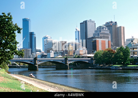 Le CBD de Melbourne vu de l'autre côté de la rivière Yarra, dans l'État australien de Victoria. Banque D'Images