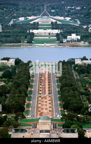 Vue depuis le mont Ainslie des édifices du parlement de Canberra, l'Anzac Parade et le lac Burley Griffin à Canberra en Australie. Banque D'Images