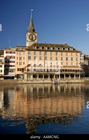 L'église Saint Pierre et bâtiments de la vieille ville le long de la Limmat à Zurich en Suisse. Banque D'Images