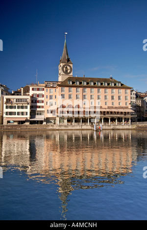 L'église Saint Pierre et bâtiments de la vieille ville le long de la Limmat à Zurich en Suisse. Banque D'Images