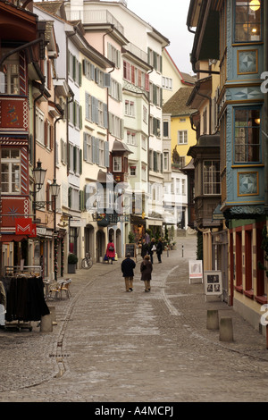 Les étroites rues pavées de la vieille ville de Zürich en Suisse. Banque D'Images
