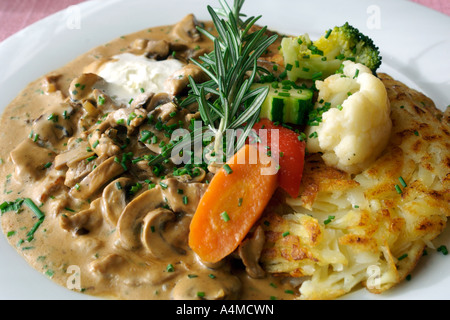 Rosti Geschnetzeltes mit, un plat traditionnel suisse. Banque D'Images