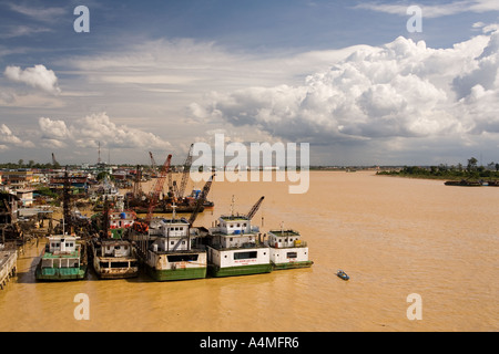 Malaisie Bornéo Sarawak Sibu bateaux cargo sur la rivière Rejang Banque D'Images