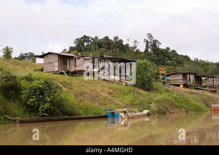 Malaisie Bornéo Sarawak River Village Aloha Gardens George Longue Maison rives Banque D'Images