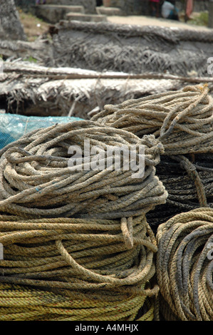 Des tas de corde sur la plage par les bateaux de pêche dans le Kerala Inde Banque D'Images