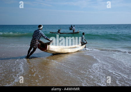 Les pêcheurs et leurs bateaux au Kerala Inde Banque D'Images