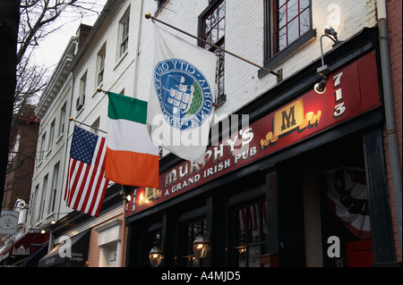 Drapeaux américain et irlandais Murphy s'accrocher au-dessus de Grand Irish Pub sur King Street dans la vieille ville d'Alexandria en Virginie Banque D'Images