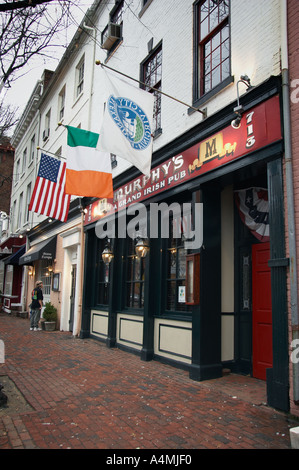 Drapeaux américain et irlandais Murphy s'accrocher au-dessus de Grand Irish Pub sur King Street dans la vieille ville d'Alexandria en Virginie Banque D'Images