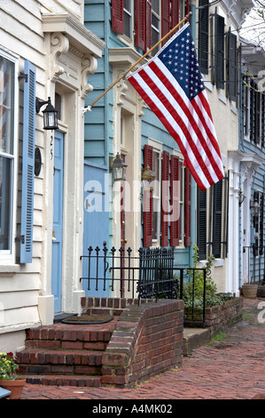 USA drapeau flotte à partir de la porte de maison historique dans la vieille ville d'Alexandria en Virginie Banque D'Images