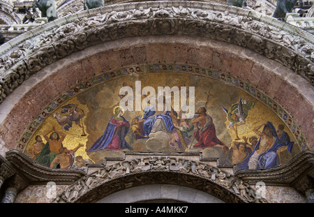 Italie Venise la mosaïque de façade et des sculptures de l'arc de la porte centrale de la Basilique de San Marco Banque D'Images