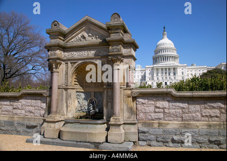 Fontaine dans le mur ouest entourant les États-Unis d'Amérique Capitol Building Washington DC USA Banque D'Images