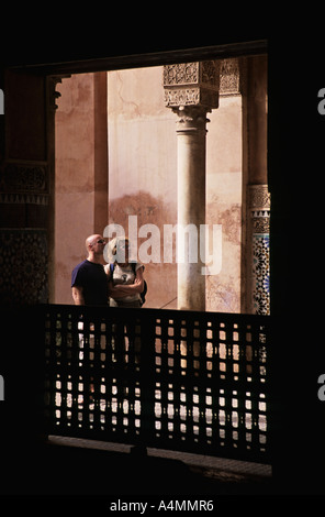 Maroc Marrakech Visiteurs admirant le mausolée d'anciennes tombes saadiennes situé dans la Kasbah Banque D'Images