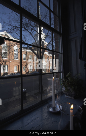 Vue de la fenêtre de l'hôtel de ville la Vieille Ville d'Alexandria Virginia USA de l'intérieur de Gadsby's Tavern Museum Banque D'Images