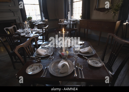 Des tables pour le dîner au Gadsby's Tavern Museum restaurant dans la vieille ville d'Alexandria Virginia USA Banque D'Images