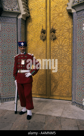 Fes el Bali, au Maroc. La garde à l'entrée principale de Dar El Makhzen Banque D'Images