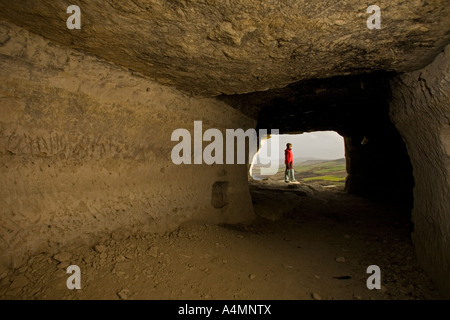 Vue dans la perspective d'un ancien habitat troglodytique (Puy de Dôme).Vue depuis une ancienne habitation troglodytique (France). Banque D'Images