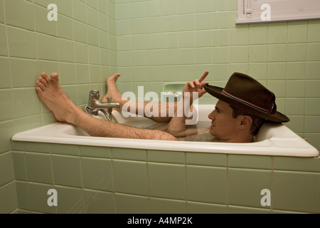 Un homme à chapeau péruvien ayant une baignoire. Homme coiffé d' un chapeau péruvien de l'ONU prenant bain. Banque D'Images