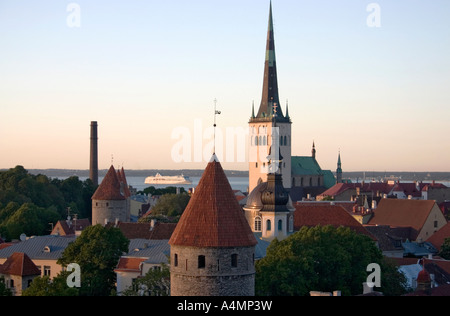 Les toits de la vieille ville et du château de Toompea Tallinn Estonie Banque D'Images