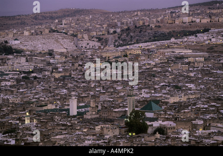 Fes el Bali, au Maroc. Vue sur la Médina montrant le toit vert mosquée de Kairaouine, dusk Banque D'Images