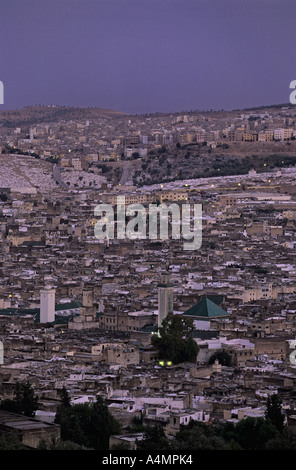 Fes el Bali, au Maroc. Vue sur la Médina montrant le toit vert mosquée de Kairaouine, dusk Banque D'Images