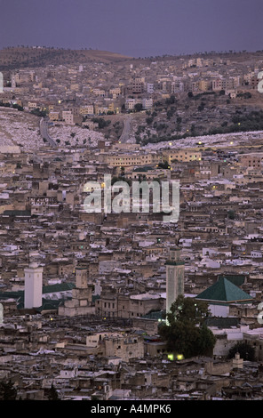 Fes el Bali, au Maroc. Vue sur la Médina montrant le toit vert mosquée de Kairaouine, dusk Banque D'Images