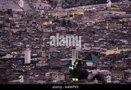 Fes el Bali, au Maroc. Vue sur la Médina montrant le toit vert mosquée de Kairaouine, dusk Banque D'Images