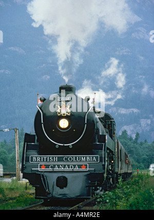 Face spectaculaire vue de l'angle faible noir restauré Train à vapeur Royal Hudson près de Vancouver Canada Banque D'Images