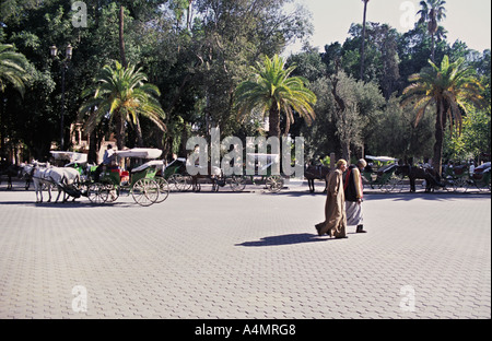 Marrakech Maroc calèches connu comme une calèche en attente de passagers Banque D'Images