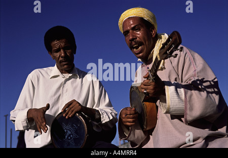 Maroc Marrakech musiciens à la place Djemaa el Fna Banque D'Images