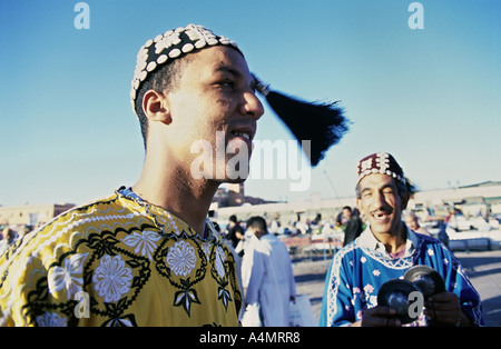 Smiling musiciens à la place Djemaa el Fna, Marrakech, Maroc Banque D'Images