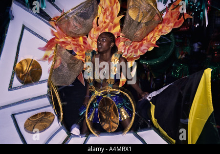 Londres, Royaume-Uni. Danseuse en costume au Notting Hill Carnival, nuit Banque D'Images