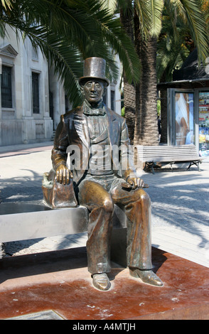 Statue de Hans Christian Andersen, directeur Alemeda, Malaga, Espagne, Andaulcia est assis avec son sac dans une rue espagnole. Banque D'Images