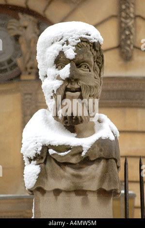 L'extérieur de la statues classiques Sheldonian Theatre d'oxford obtenez une poignée de neige Banque D'Images