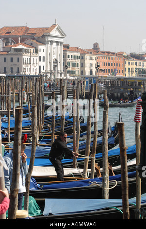 Italie Venise gondoles amarrée le long de la Place Saint Marc Venise Italie prises 2005 Banque D'Images