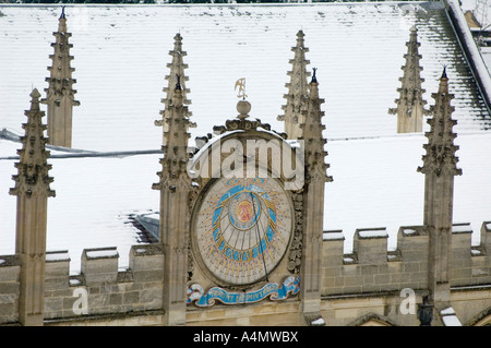 Le cadran solaire dans la région de All Souls College à Oxford dans la neige Banque D'Images