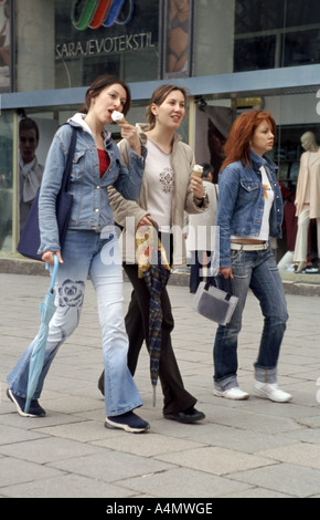 Les passants à Ferhadiya street à Sarajevo, Bosnie-Herzégovine Banque D'Images