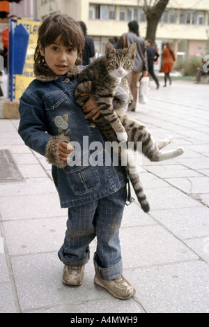 Jeune garçon avec chat à Ferhadiya street à Sarajevo, Bosnie-Herzégovine Banque D'Images