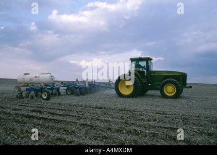 L'application de l'AMMONIAC ANHYDRE DE SOJA AVANT LA PLANTATION DE MAÏS / IOWA Banque D'Images