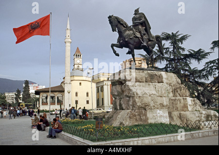 Statue de Skanderbeg, Ethem Bey mosquée, drapeau albanais, à la place Skanderbeg, Tirana, Albanie Banque D'Images