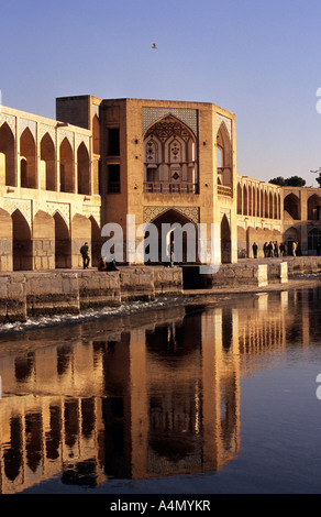 Khaju Pont au-dessus de la rivière Zayandeh rud, Ispahan, Iran Banque D'Images