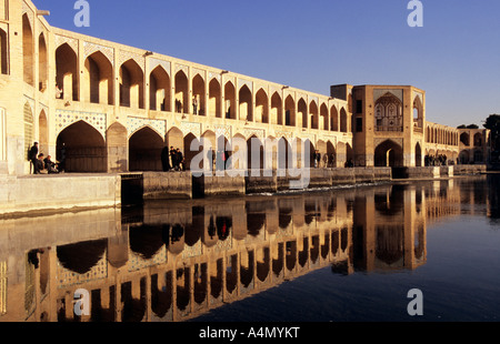 Khaju Pont au-dessus de la rivière Zayandeh rud, Ispahan, Iran Banque D'Images