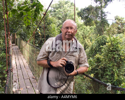 Malaisie Bornéo Sabah Danum Valley Tourist sur rainforest treetop walkway Banque D'Images