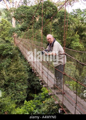 Malaisie Bornéo Sabah Danum Valley Tourist sur rainforest treetop walkway Banque D'Images