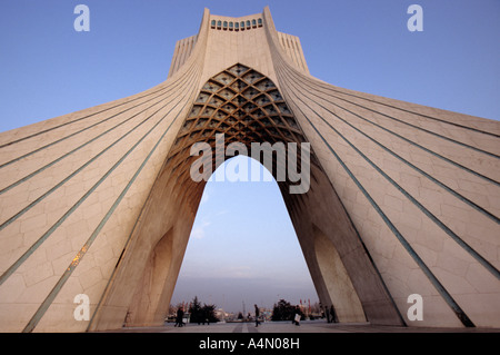 La tour Azadi, ou King Memorial Tower, marque l'entrée de la métropole, Téhéran, Iran Banque D'Images