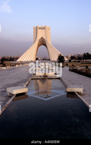 La tour Azadi, ou King Memorial Tower, marque l'entrée de la métropole, Téhéran, Iran Banque D'Images