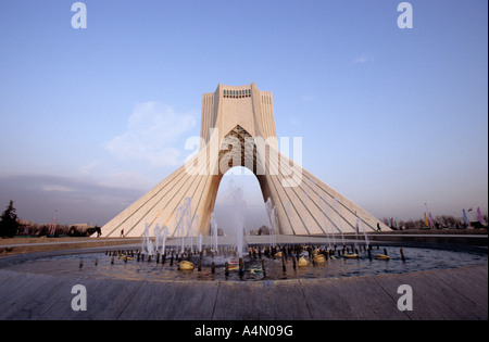 La tour Azadi, ou King Memorial Tower, marque l'entrée de la métropole, Téhéran, Iran Banque D'Images