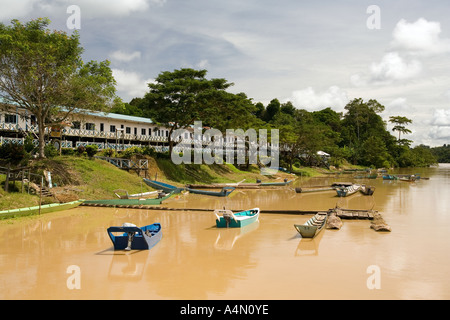 Malaisie Bornéo Sarawak Rejang River au-dessus de la maison longue avec embarcations rapides de Aloha Gardens Banque D'Images